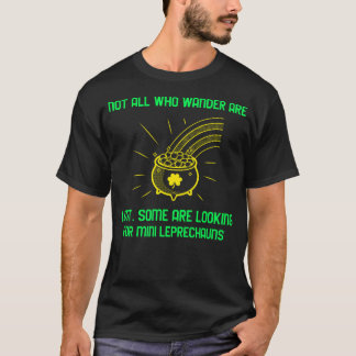 CAMISETA NEM TODO MUNDO QUE SE PERDE ESTÁ PERDIDO. ALGUNS E