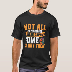 Camiseta Nem Todos os Super-Heróis Usam Capas Alguns Levam 