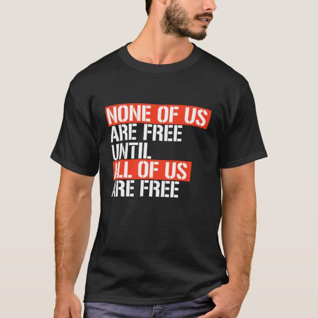 CAMISETA NENHUM DE NÓS ESTÁ LIVRE ATÉ QUE (Frente)