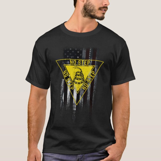 CAMISETA NENHUMA ETAPA GADSDEN COBRA AIRCRAFT AMERICAN FLAG (Frente)
