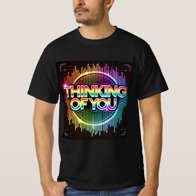 Camiseta Neon Glitch Pensando em você Mens Tshirt (Frente)