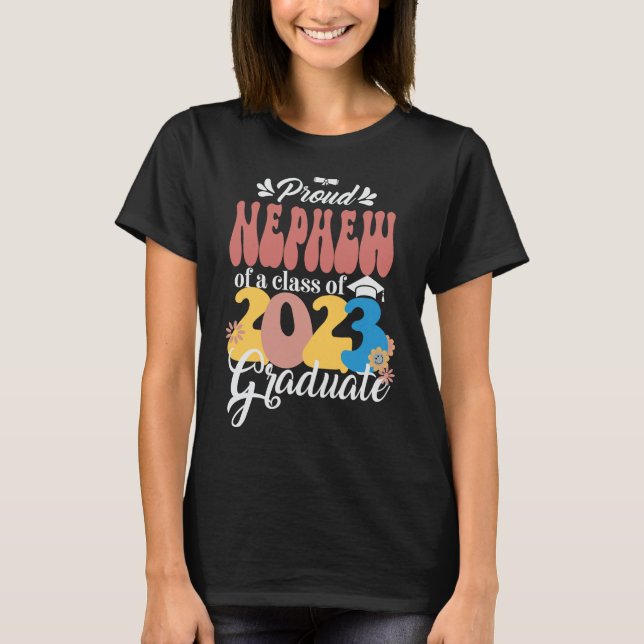Camiseta NEPHEW orgulhosa de uma classe de Formando 2023 re (Frente)