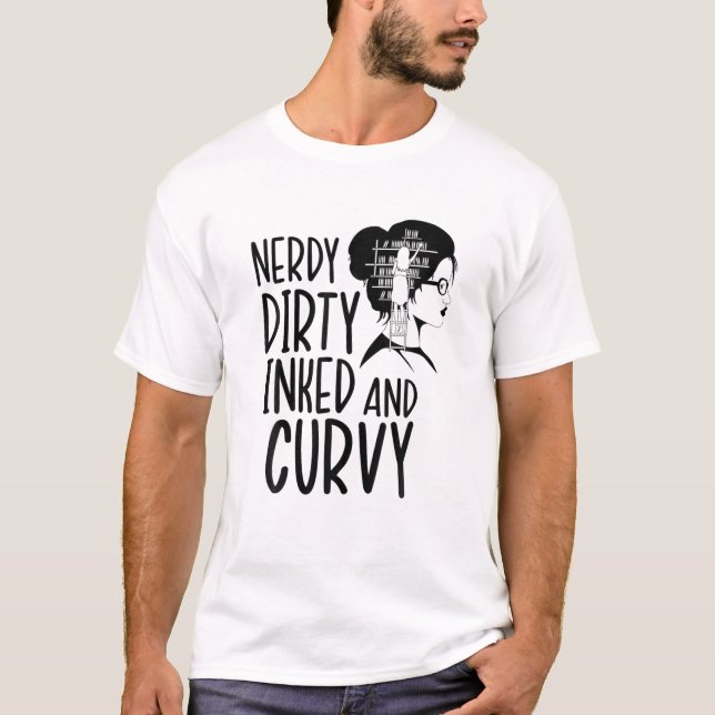 Camiseta Nerdy Dirty Inked Curvy Book Reader Reading Tattoo (Frente)