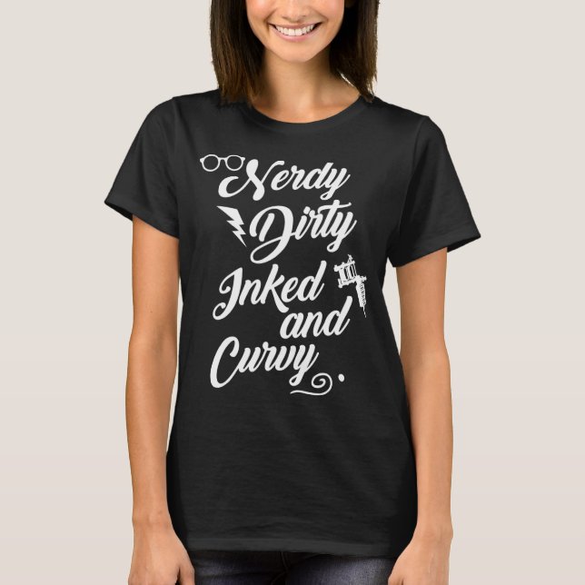 Camiseta Nerdy Dirty Inked Curvy Para Garotas Chubby (Frente)