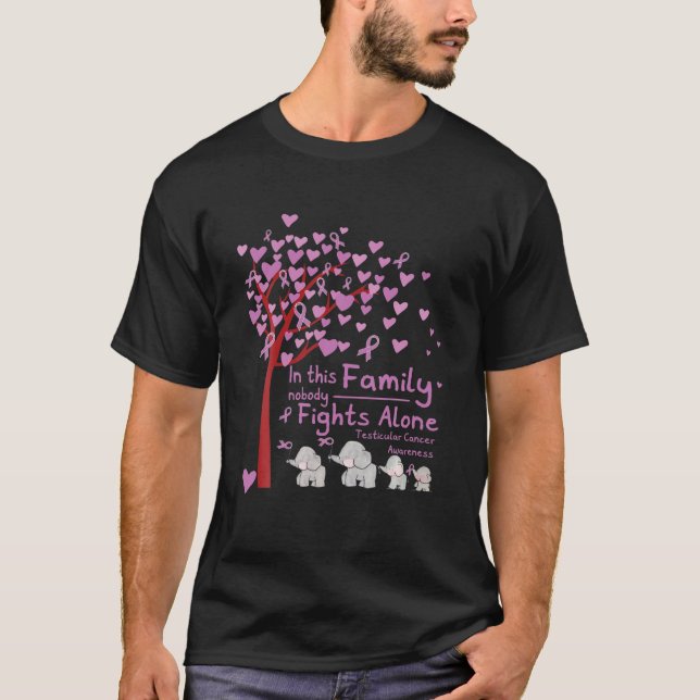 Camiseta Nesta Família Ninguém Luta Sozinha Com A Carteira  (Frente)