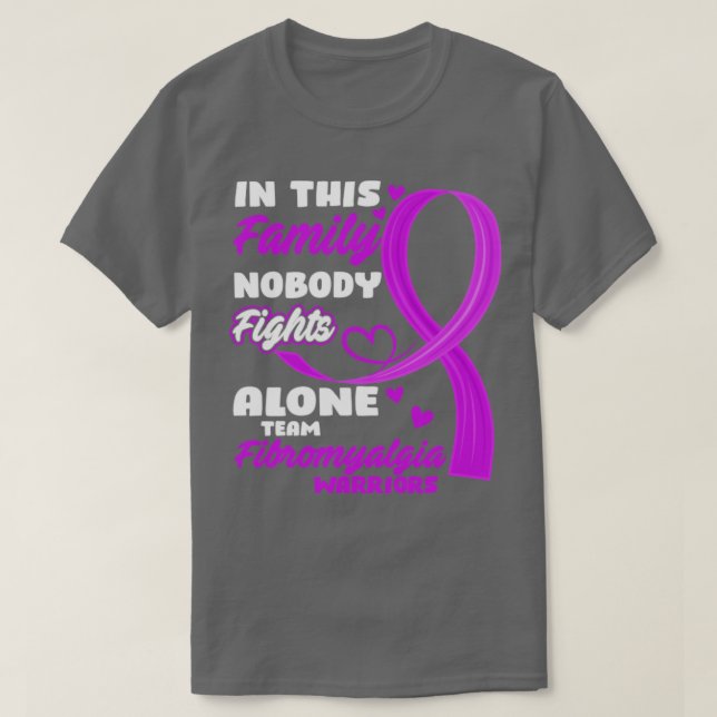 Camiseta Nesta Família Ninguém Luta Sozinha Com Fibromyalg (Frente do Design)