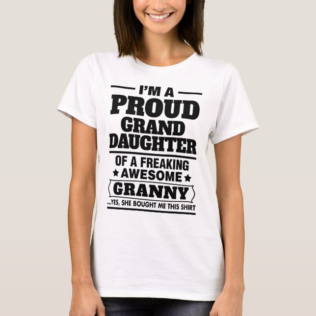 Camiseta Neta orgulhosa de A que Freaking a avó (Frente)