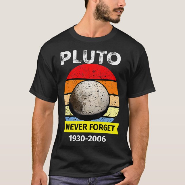 Camiseta Never Forget Pluto Funny space Science Retro Astro (Frente)