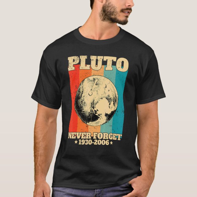 Camiseta Never Forget Pluto Retro  Space Science (Frente)