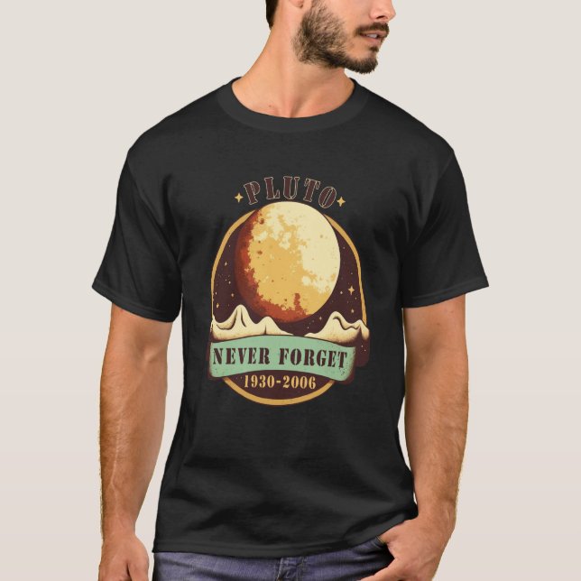 Camiseta Never Forget Pluto Retro Style Space Science (Frente)