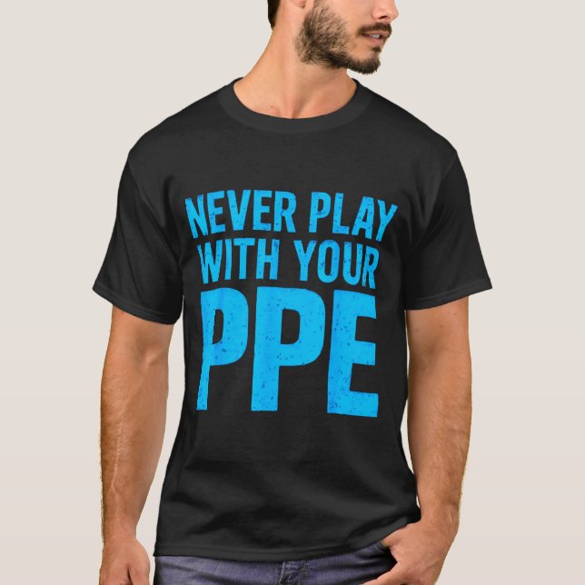 Camiseta Never Play With Your Ppe Funny Safety Design Cool  (Frente)