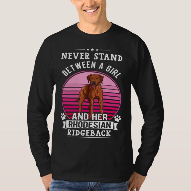 Camiseta Never Stand Between A Girl And Her Rhodesian Ridge (Frente)