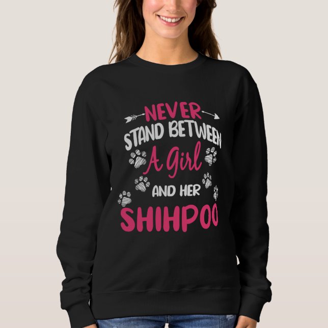 Camiseta Never Stand Between A Girl And Her Shihpoo Dog Sho (Frente)