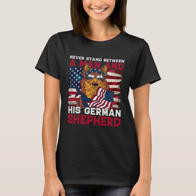 Camiseta Never stand between a man and his German Shepherd (Frente)