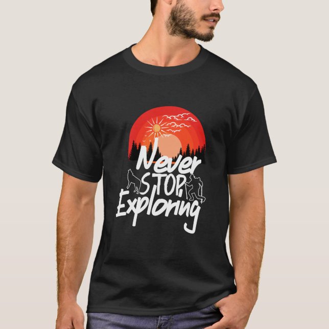 Camiseta Never Stop Exploring Retro Sunset Hiking Adventure (Frente)