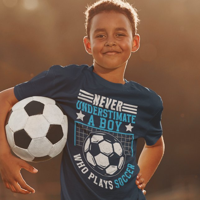 Camiseta Never Underestimate a Boy Who Plays Soccer  (Criador carregado)