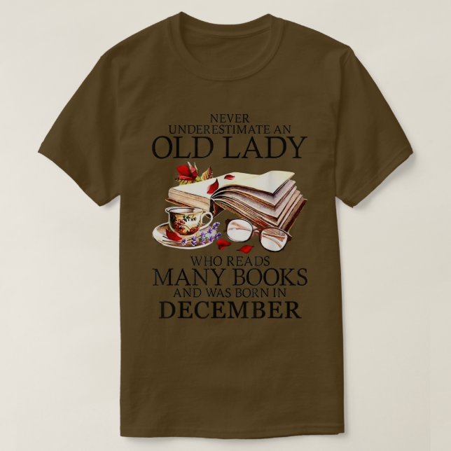 Camiseta Never Underestimate A December Lady Who Reads Many (Frente do Design)