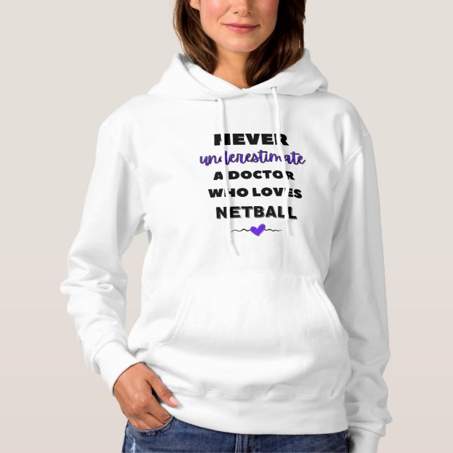 Camiseta Never underestimate a doctor who loves netball. (Frente)