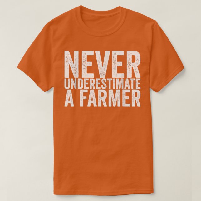 Camiseta Never Underestimate A Farmer Funny678 (Frente do Design)
