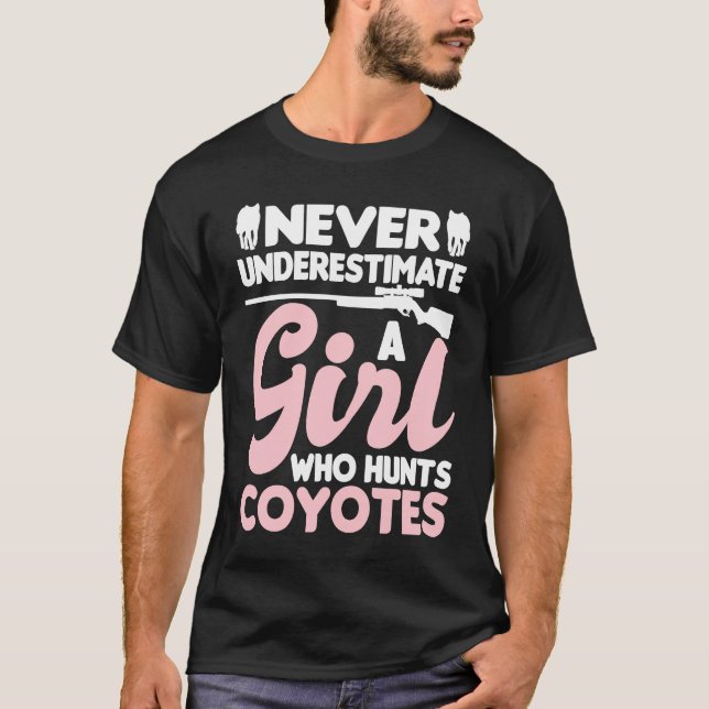 Camiseta Never Underestimate A Girl Who Hunts Coyotes  Coyo (Frente)