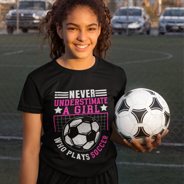 Camiseta Never Underestimate a Girl Who Plays Soccer  (Criador carregado)
