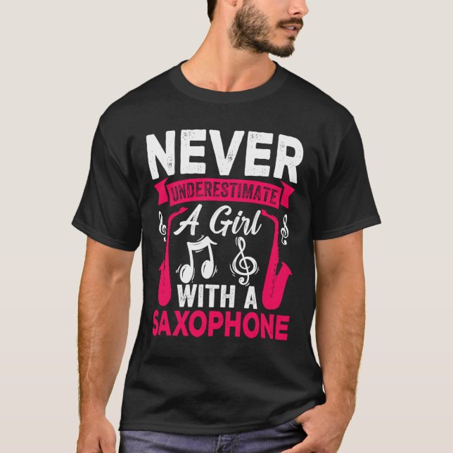 Camiseta Never Underestimate a Girl with a Saxophone Saxaph (Frente)