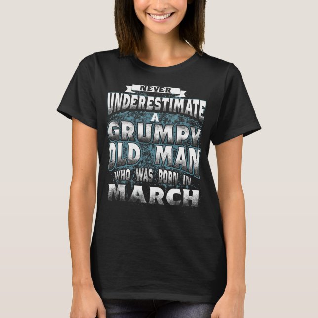 Camiseta Never Underestimate A Grumpy Old Man Who Was Born  (Frente)
