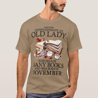 Camiseta Never Underestimate A November Lady Who Reads Many
