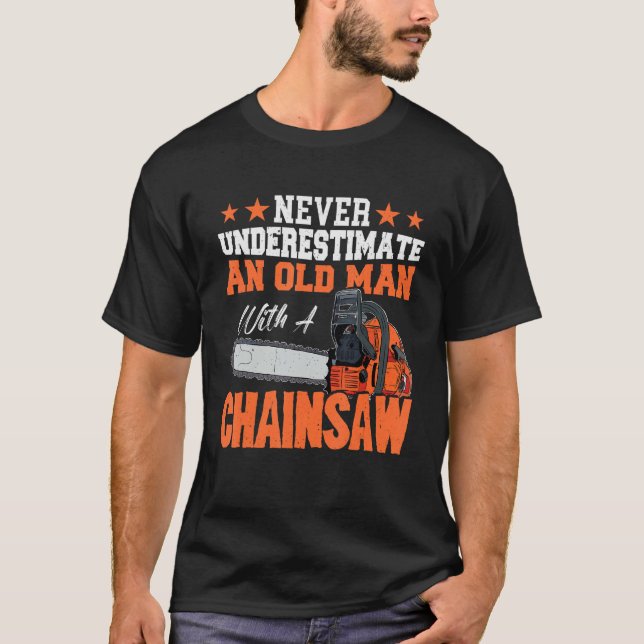 Camiseta Never Underestimate a old man with a Chainsaw 2 (Frente)