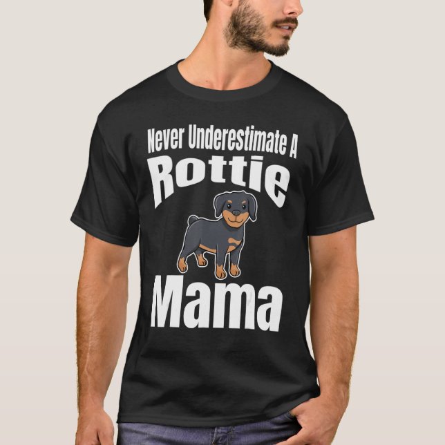 Camiseta Never Underestimate A Rottie Mama Dog Lover Owner  (Frente)