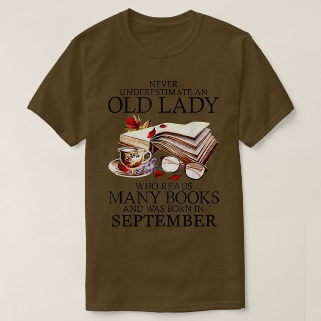 Camiseta Never Underestimate A September Lady Who Reads Man (Frente do Design)