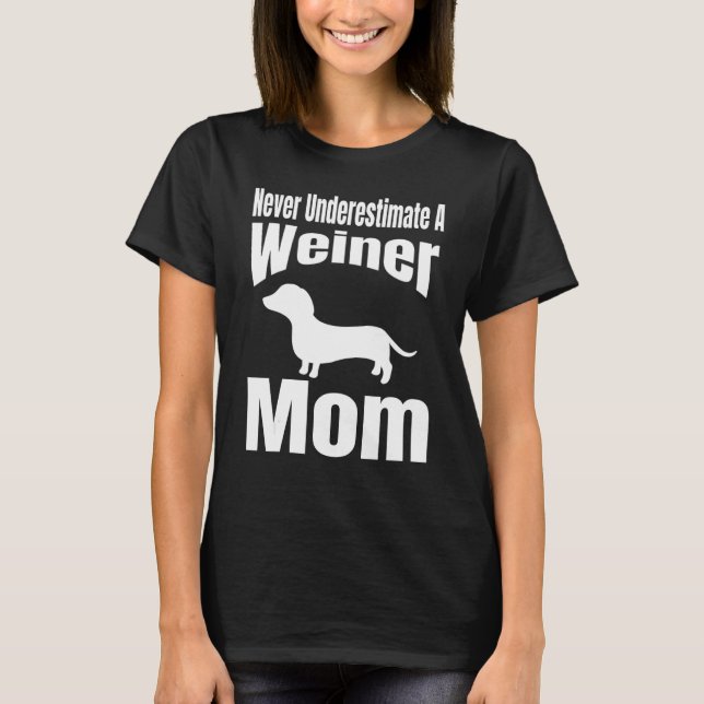 Camiseta Never Underestimate A Weiner Mom Dog Lover Owner F (Frente)