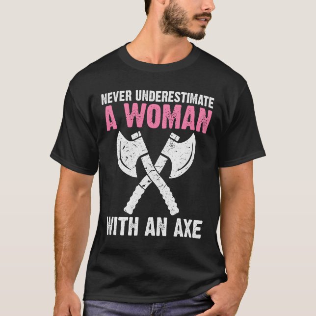 Camiseta Never Underestimate A With An Axe Throwing (Frente)