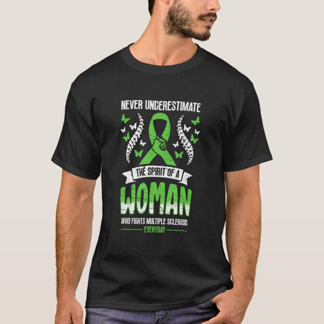 Camiseta Never Underestimate A Woman Fights  Scoliosos surv (Frente)