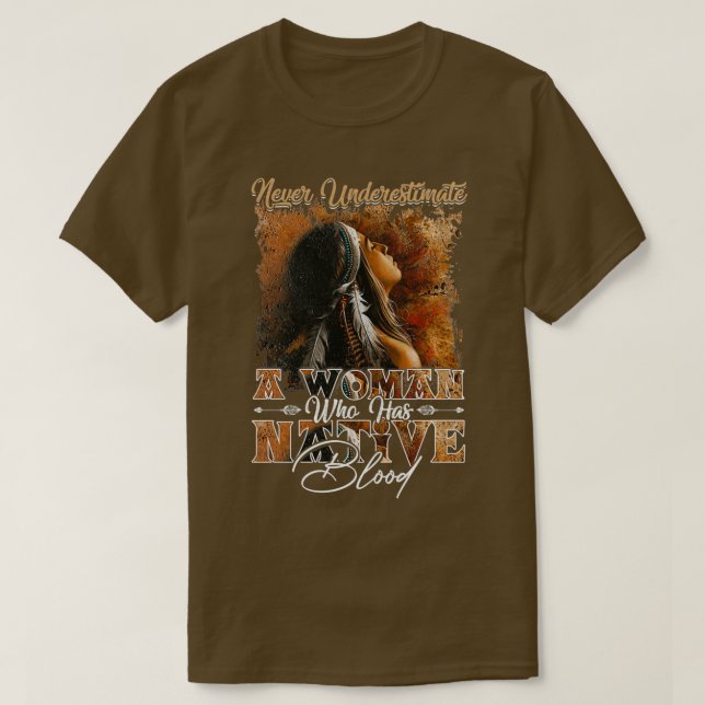 Camiseta Never Underestimate A Woman Native  (Frente do Design)
