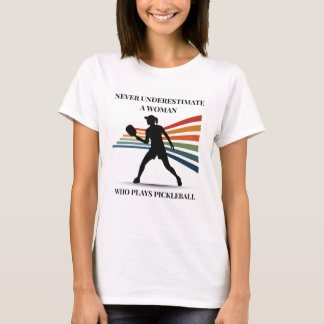 Camiseta Never underestimate a woman who play pickleball