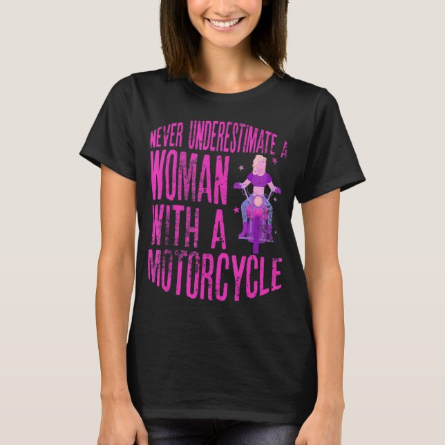 Camiseta Never Underestimate A Woman With A Motorcycle A Fu (Frente)