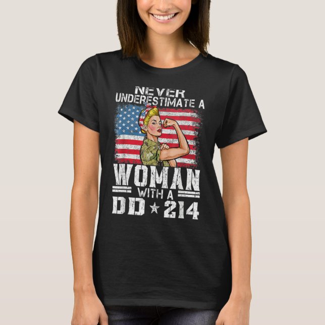 Camiseta Never Underestimate A Woman With DD-214 Proud US V (Frente)