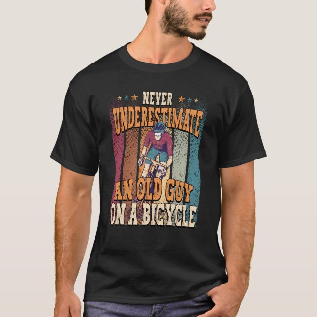 Camiseta Never Underestimate An Old Guy On A Bicycle Cyclin (Frente)