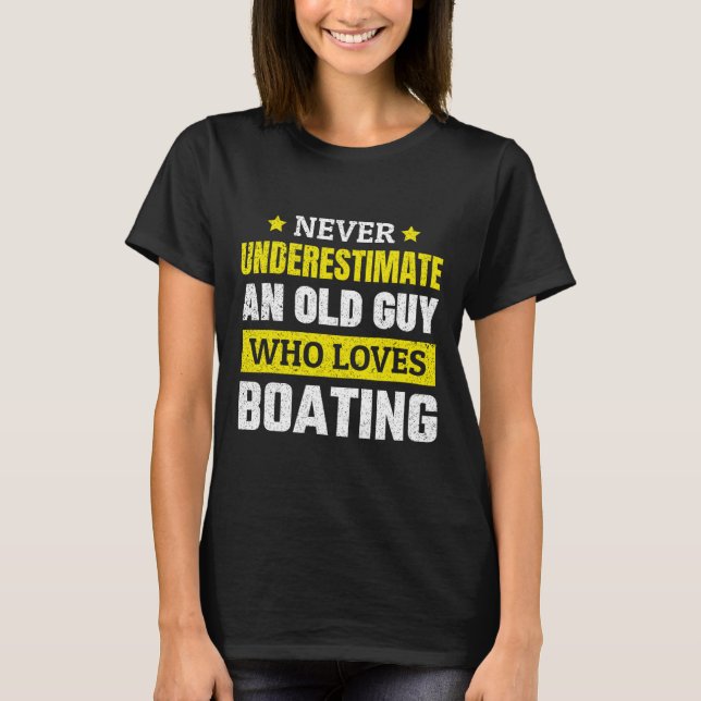 Camiseta Never Underestimate An Old Guy Who Loves Boating F (Frente)