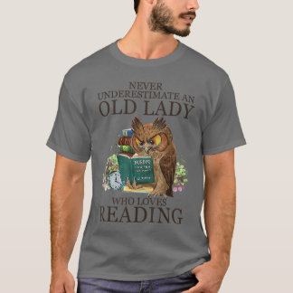 Camiseta Never Underestimate An Old Lady Who Loves Reading 