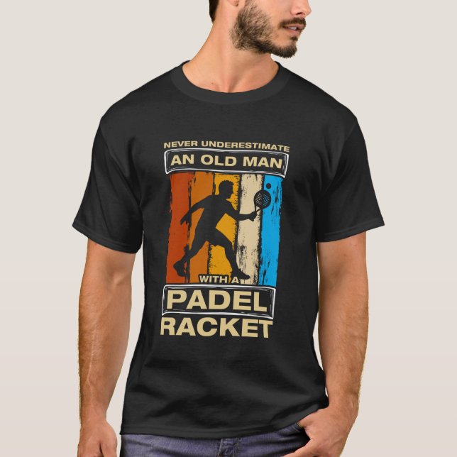 Camiseta Never Underestimate an Old Man Funny Padel Ball Pl (Frente)