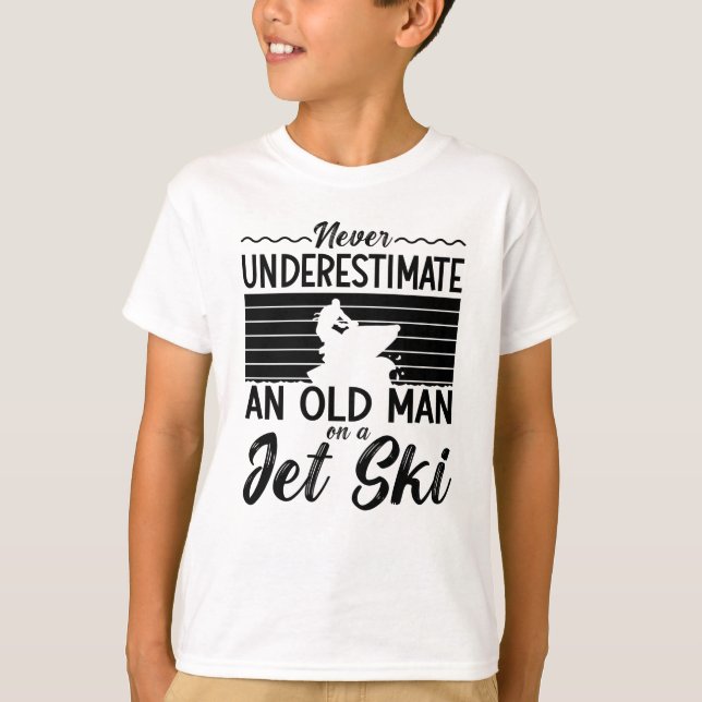 Camiseta Never Underestimate An Old Man Jet Skiing Jet Ski (Frente)