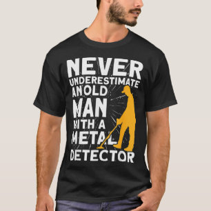 Camiseta Never underestimate an old Man Metal Detecting 