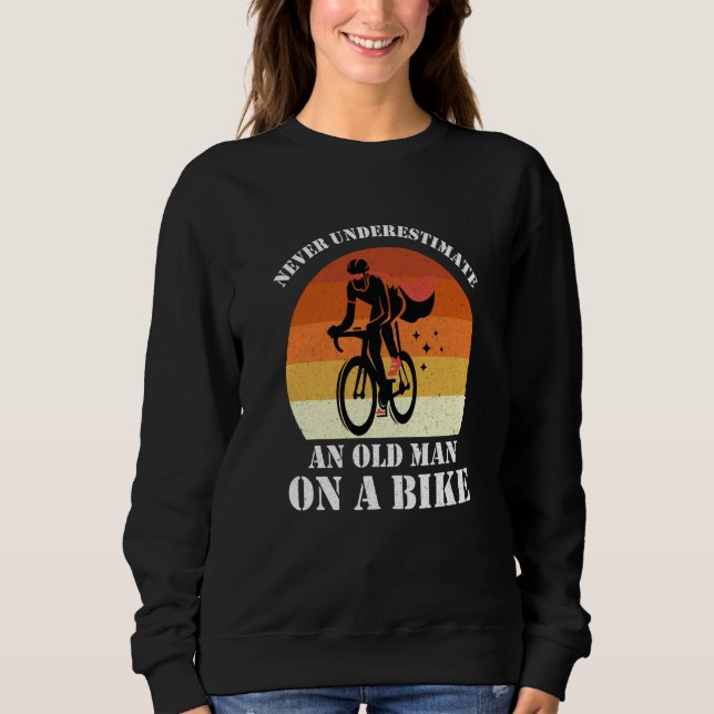 Camiseta Never Underestimate An Old Man On A Bike Fun Bicyc (Frente)