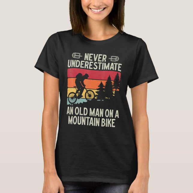 Camiseta Never Underestimate An Old Man On A Mountain Bike  (Frente)