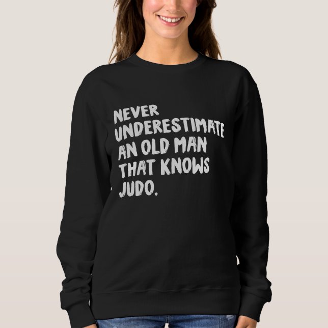 Camiseta Never Underestimate An Old Man That Knows Judo (Frente)