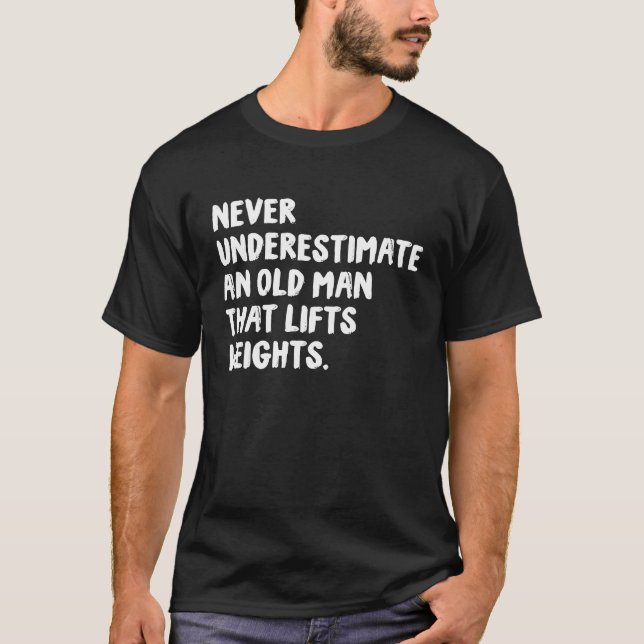 Camiseta Never Underestimate An Old Man That Lifts Weights  (Frente)