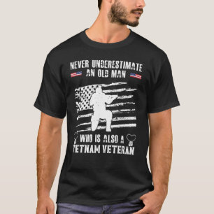 Camiseta Never Underestimate An Old Man Who Is Also A Vietn