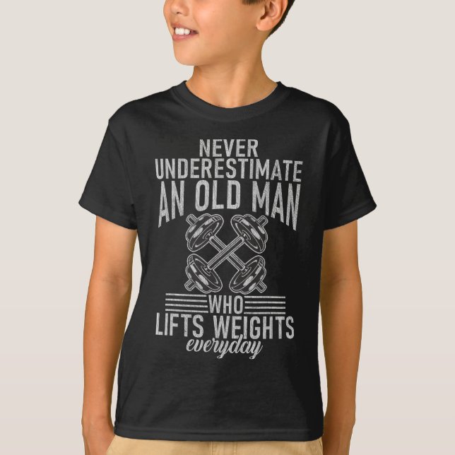 Camiseta Never Underestimate An Old Man Who Lift Weights Bo (Frente)